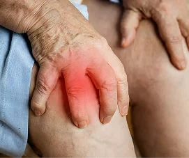 Handen van een oudere persoon die plat op de knie rusten