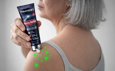 Vrouw die de tube Naurozen crème op haar schouder aanbrengt