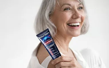 Glimlachende vrouw die de tube Naurozen crème met twee handen laat zien